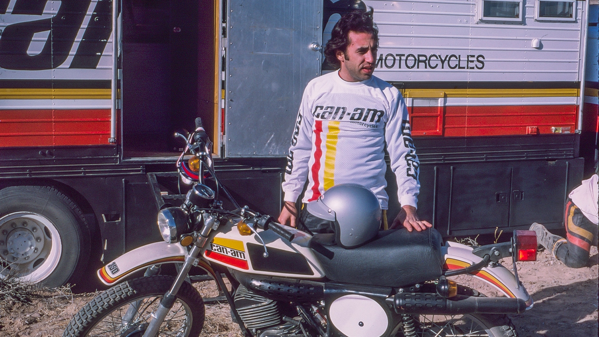 一位骑手站在 Can-Am 的第一辆摩托车 MX 旁