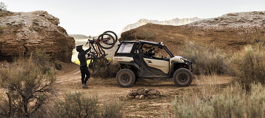 Mountain bikers loading their bikes in the trunk of a Can-Am Commander XT-P