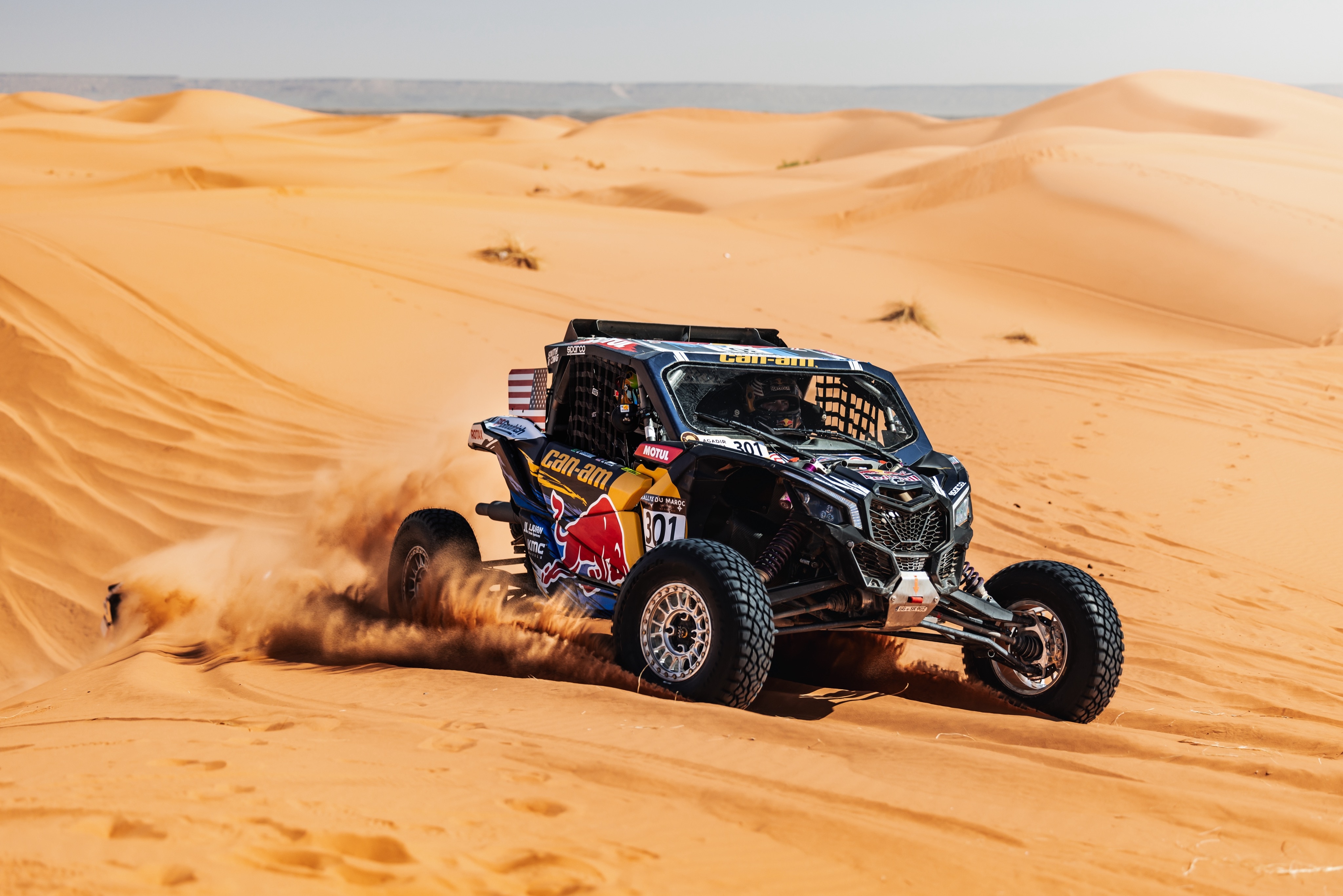 Ein Can-Am Maverick bezwingt die Dünen der Rallye Dakar