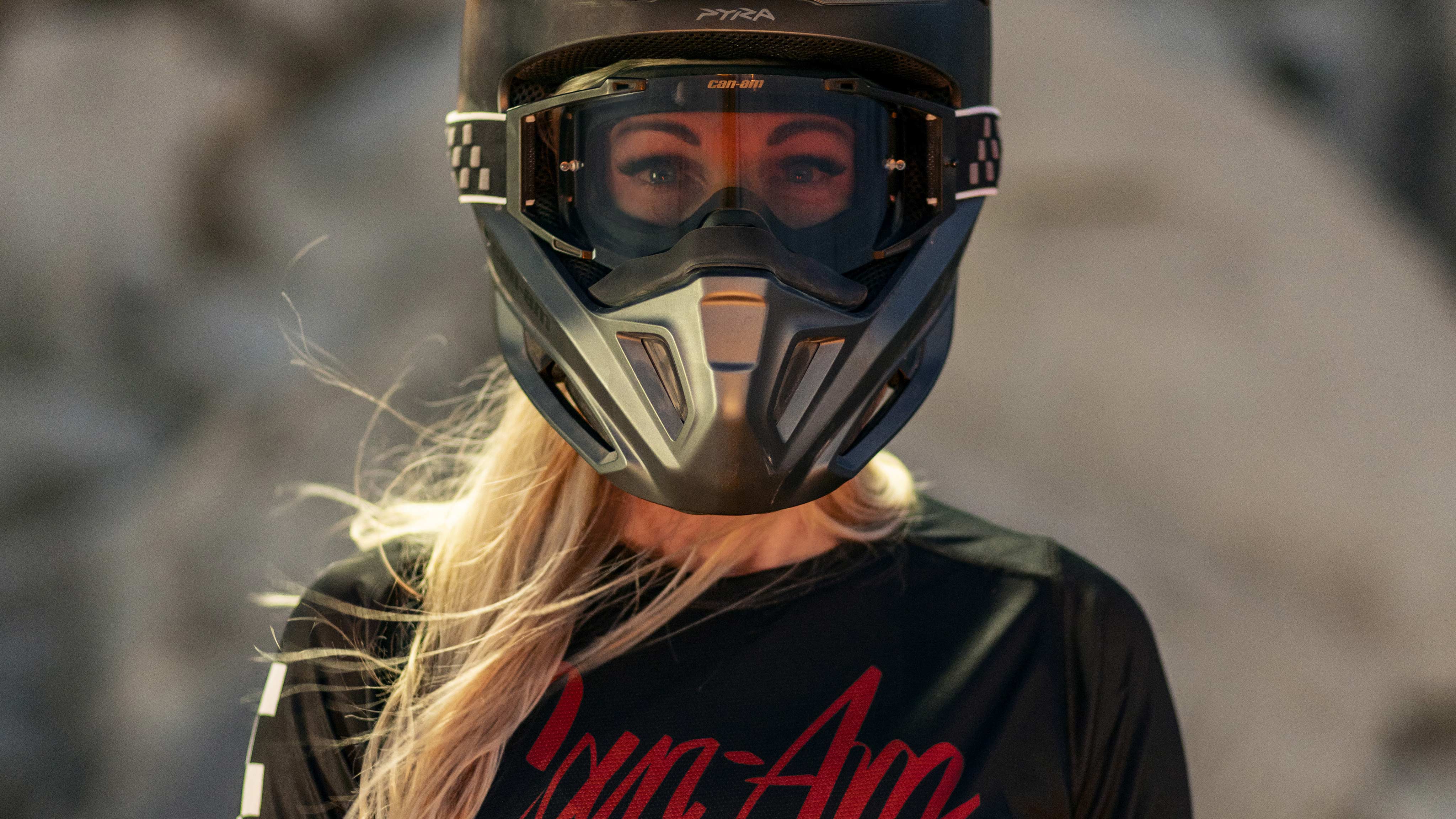 Kvinne iført en Can-Am Pyra off-road-hjelm