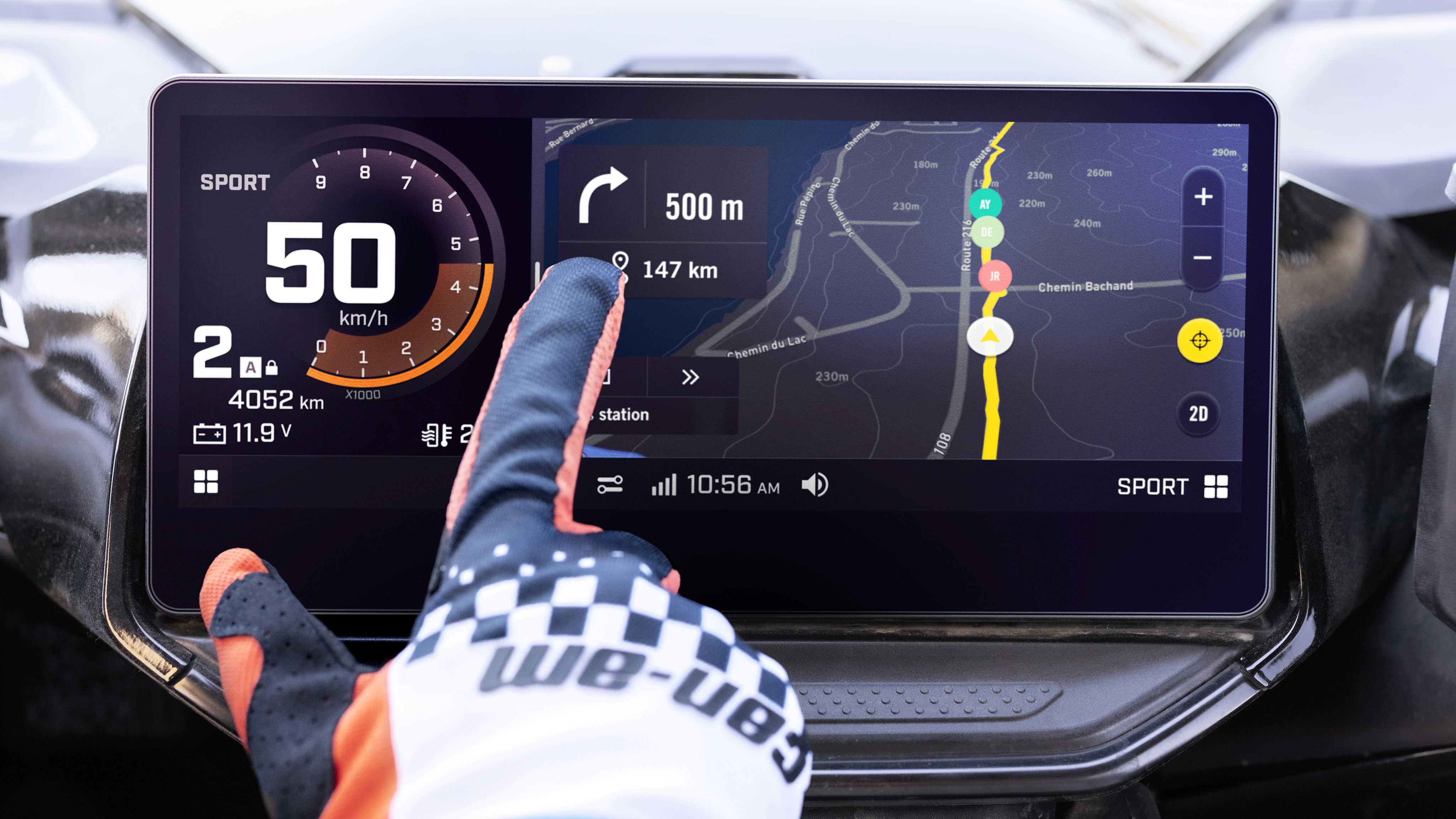 Pilote qui utilise l'option GPS de navigation de l'app BRP GO! sur l'écran tactile de Can-Am