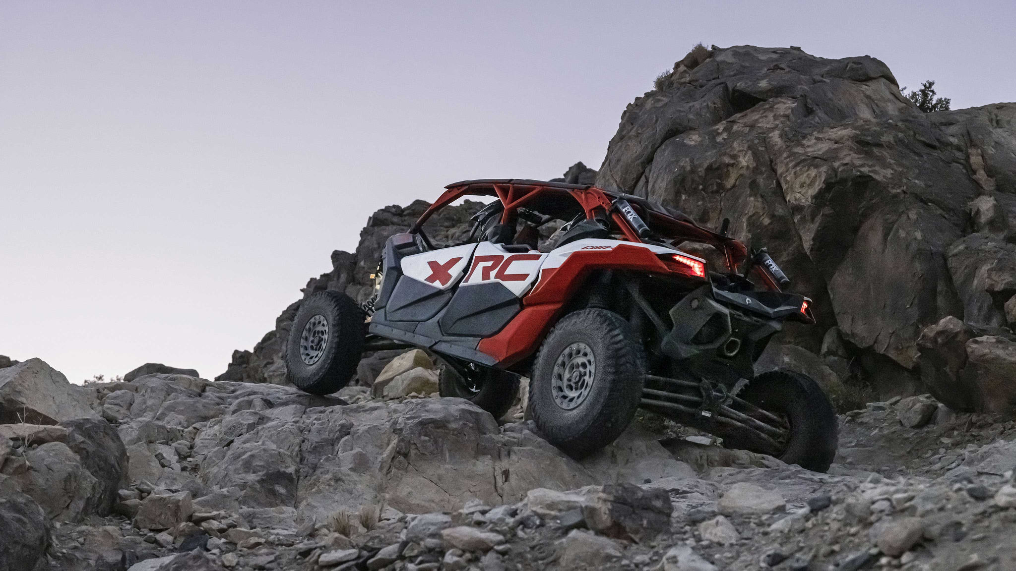Un Can-Am Maverick Max X rc grimpant des surfaces rocheuses