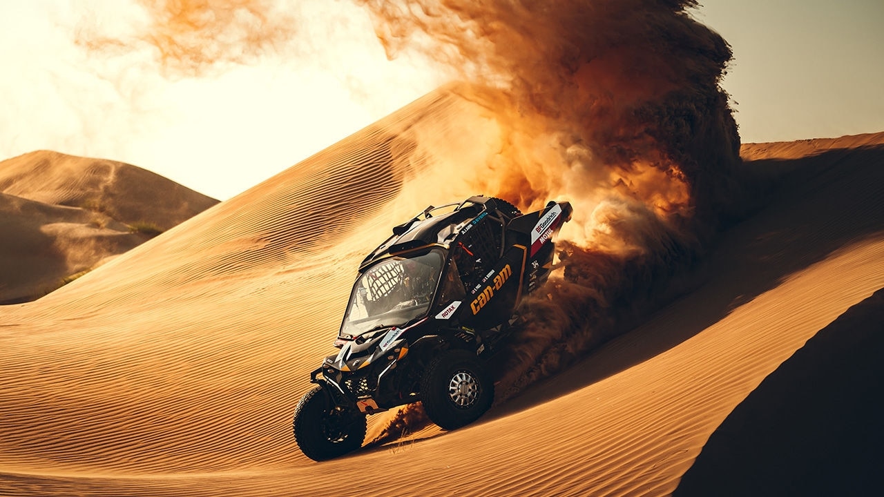 Um UTV Can-Am pilotado em uma duna de areia