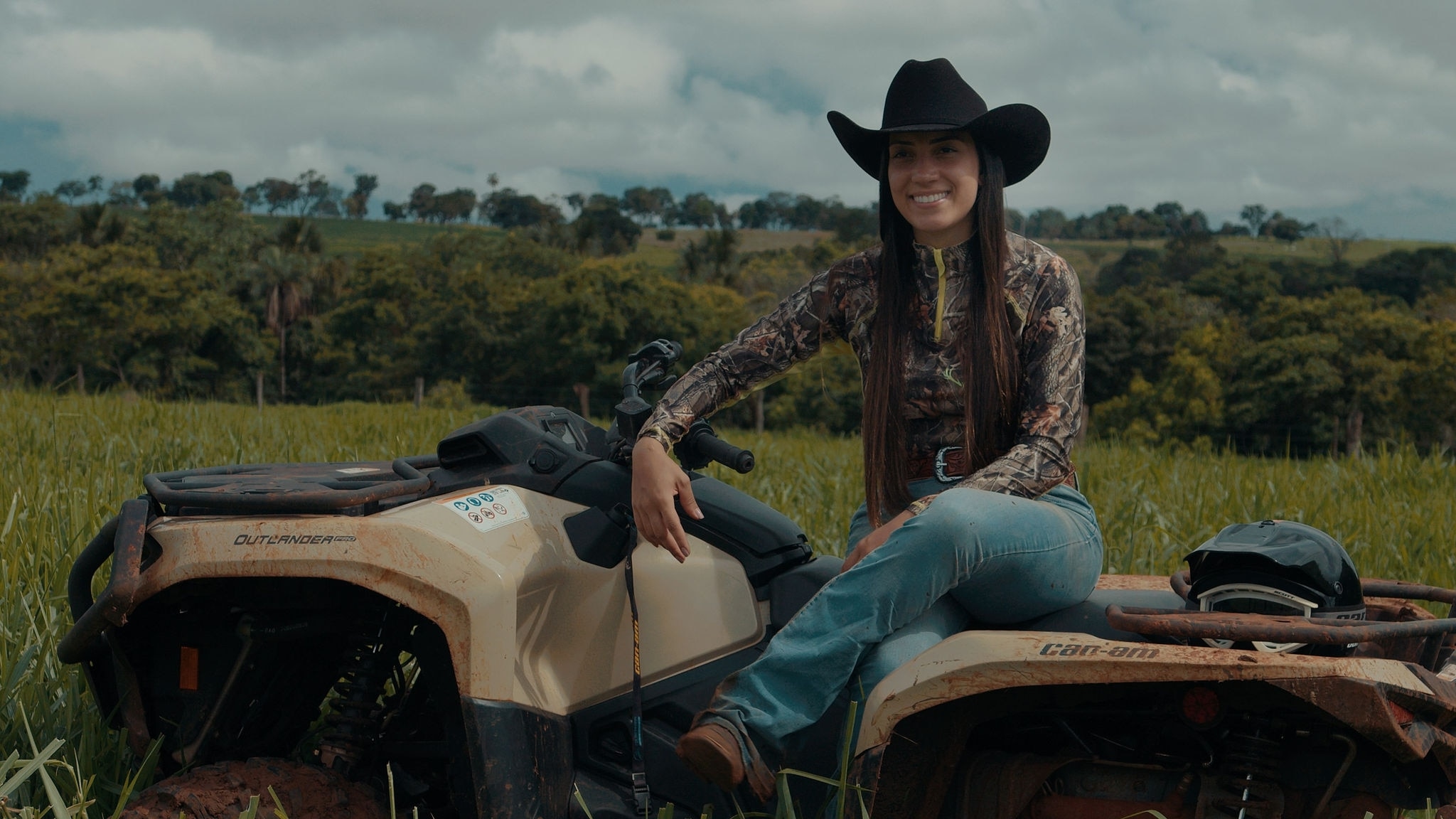 Jovem fazendeiro sentado em um quadriciclo Can-Am Outlander PRO