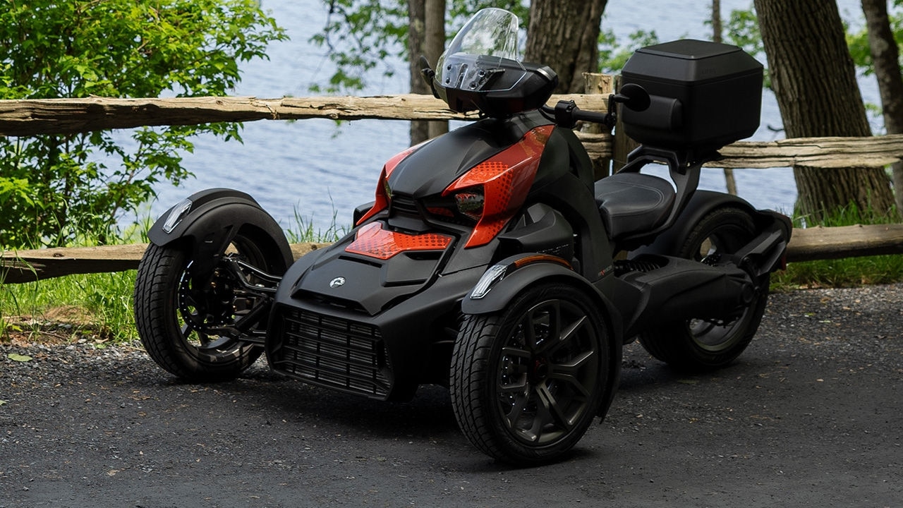 Donna con la sua moto a tre ruote Can-Am Ryker 2026 completamente personalizzata