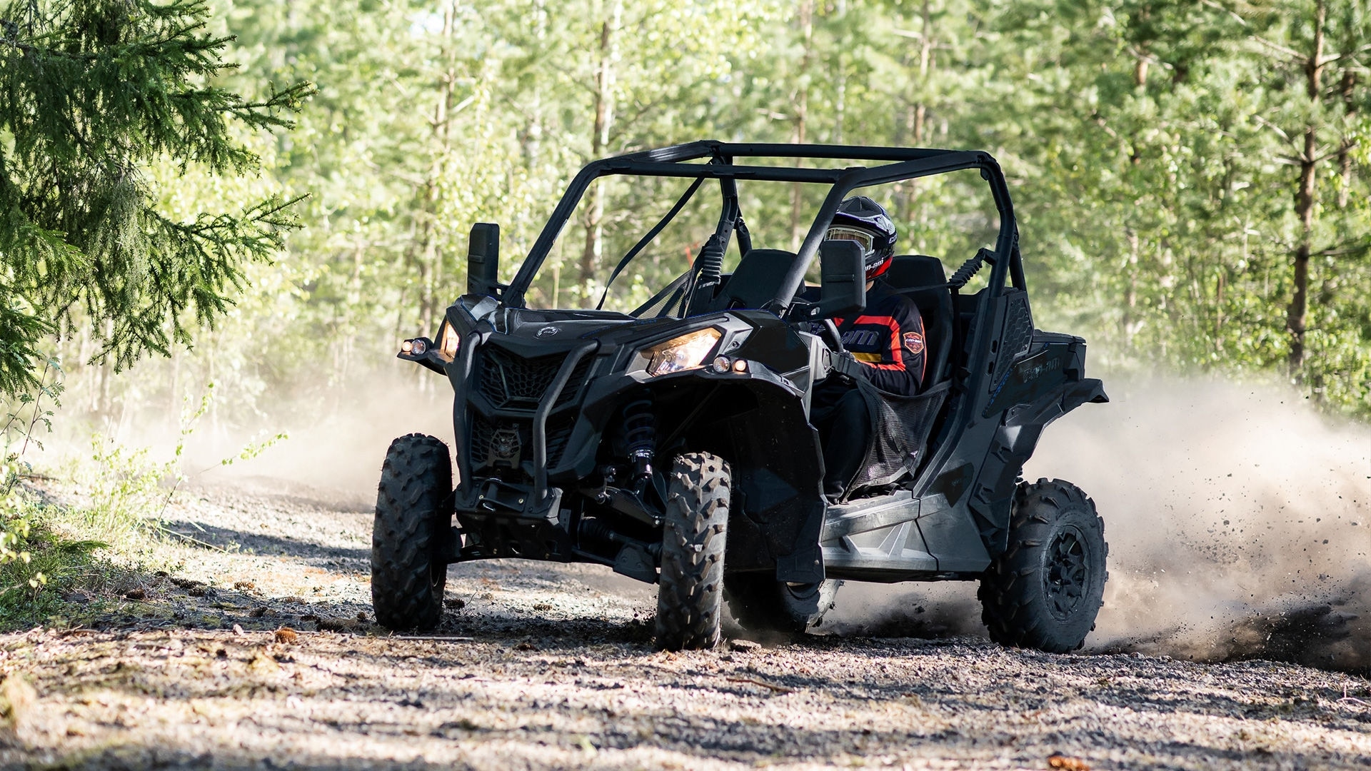 Can-Am Maverick Trail side-by-side in de modder
