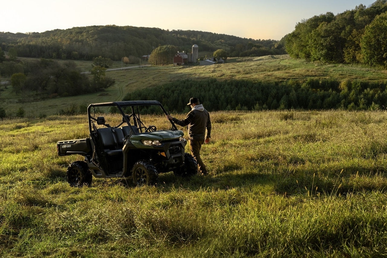 Agricultor num campo com o seu Can-Am Defender SxS 2025