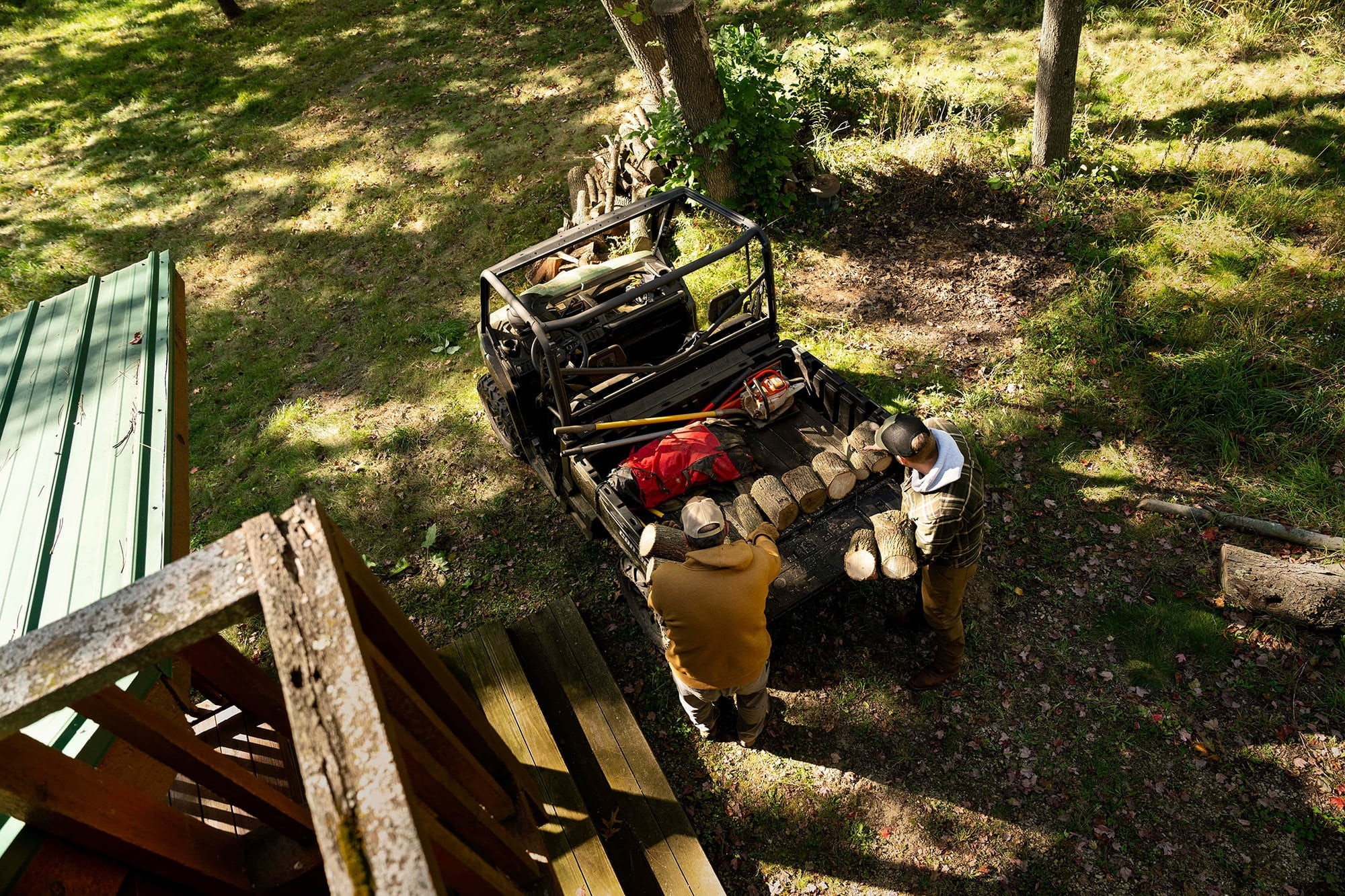 Veículo CAN-AM mostrando sua força no campo, encarando o trabalho em meio à natureza