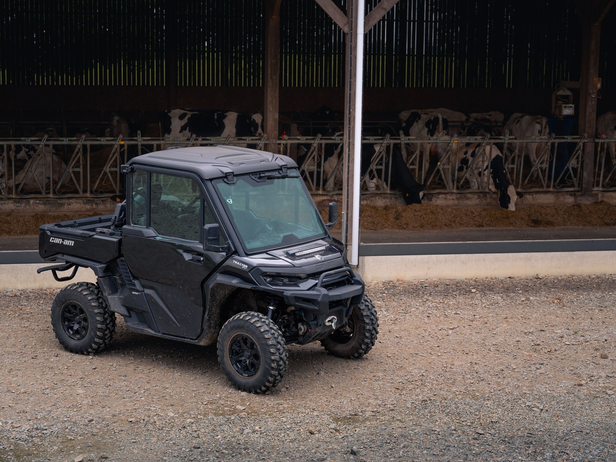 Can-Am Traxter XU HD11 geparkt neben einem Mastbetrieb auf einem Bauernhof