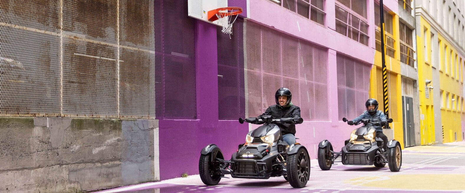 色鮮やかなバスケットボールコートにあるCan-Am Ryker