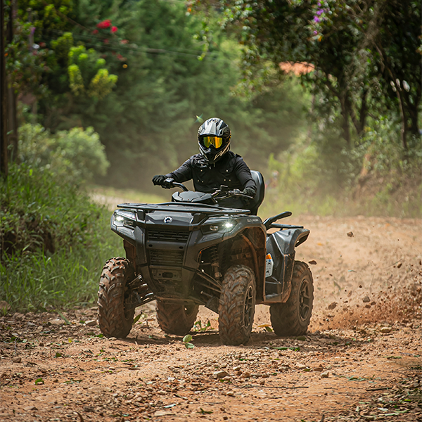 Um quadriciclo Can-Am Outlander andando em uma trilha de lama em Tuiuti, São Paulo
