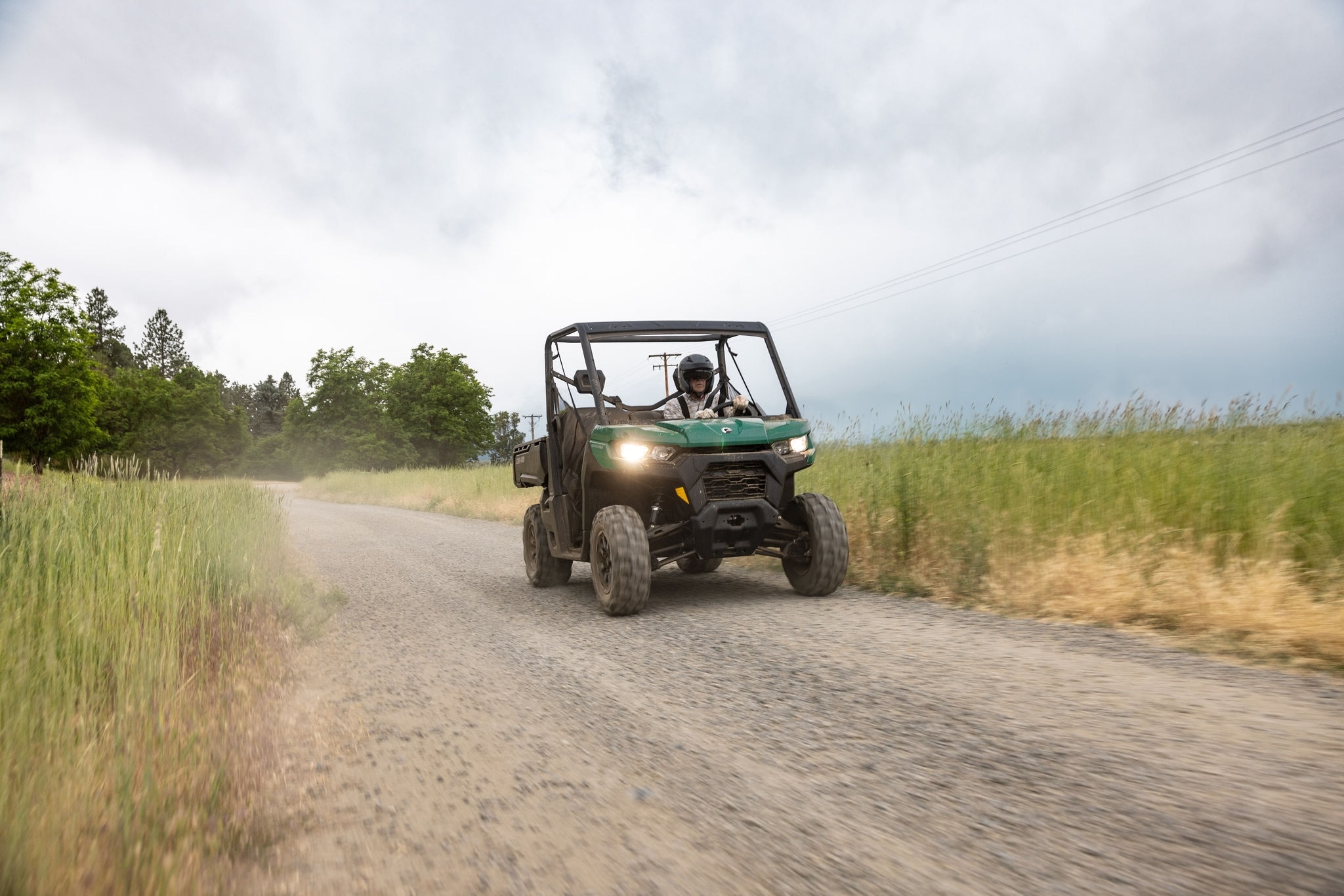 Can-Am Defender em movimento no asfalto.