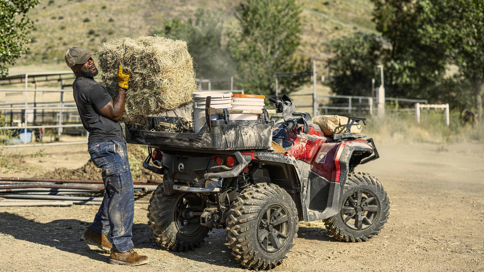 Hombre trabajando con su Outlander 