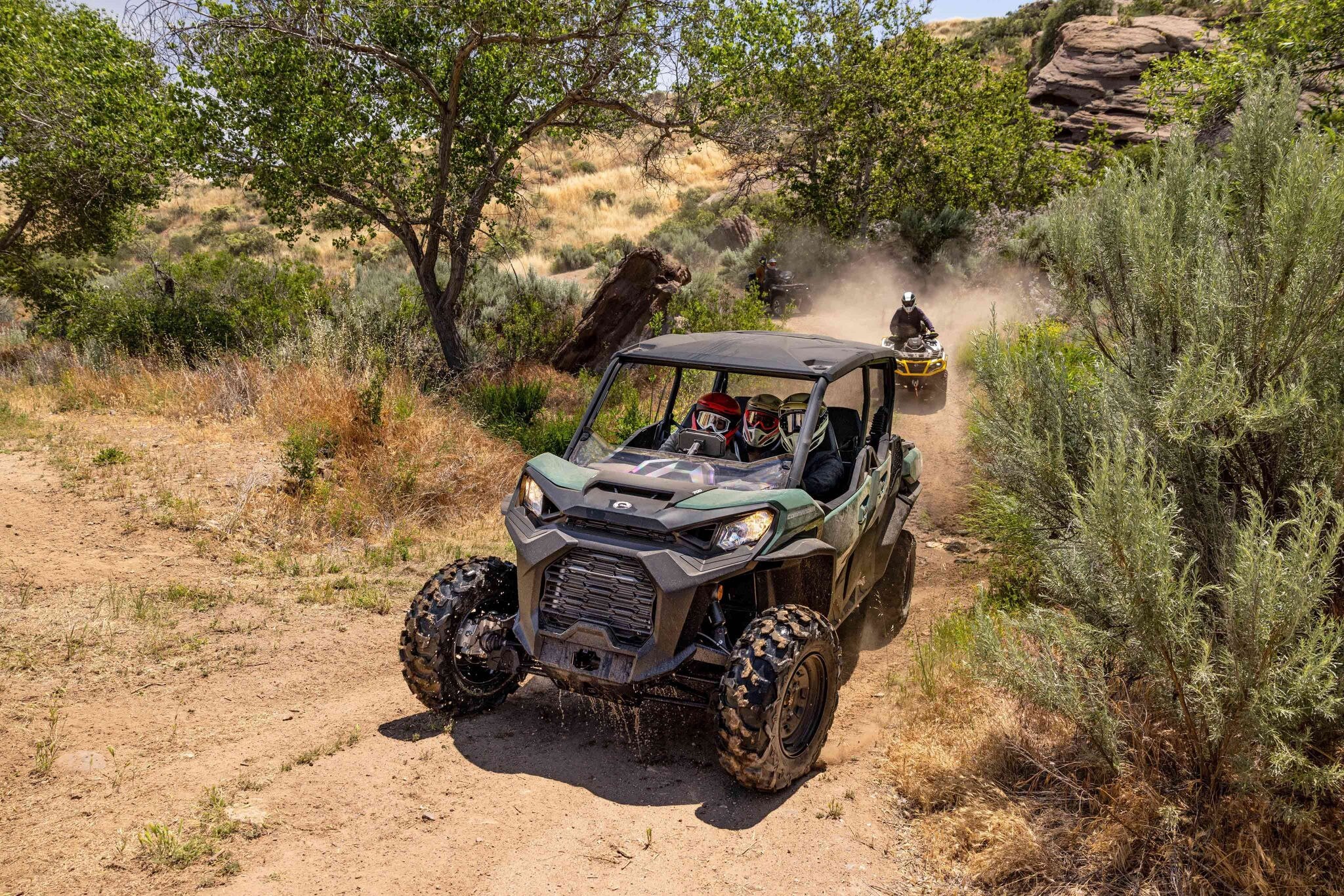 Hombre conduciendo una Can-Am Outlander