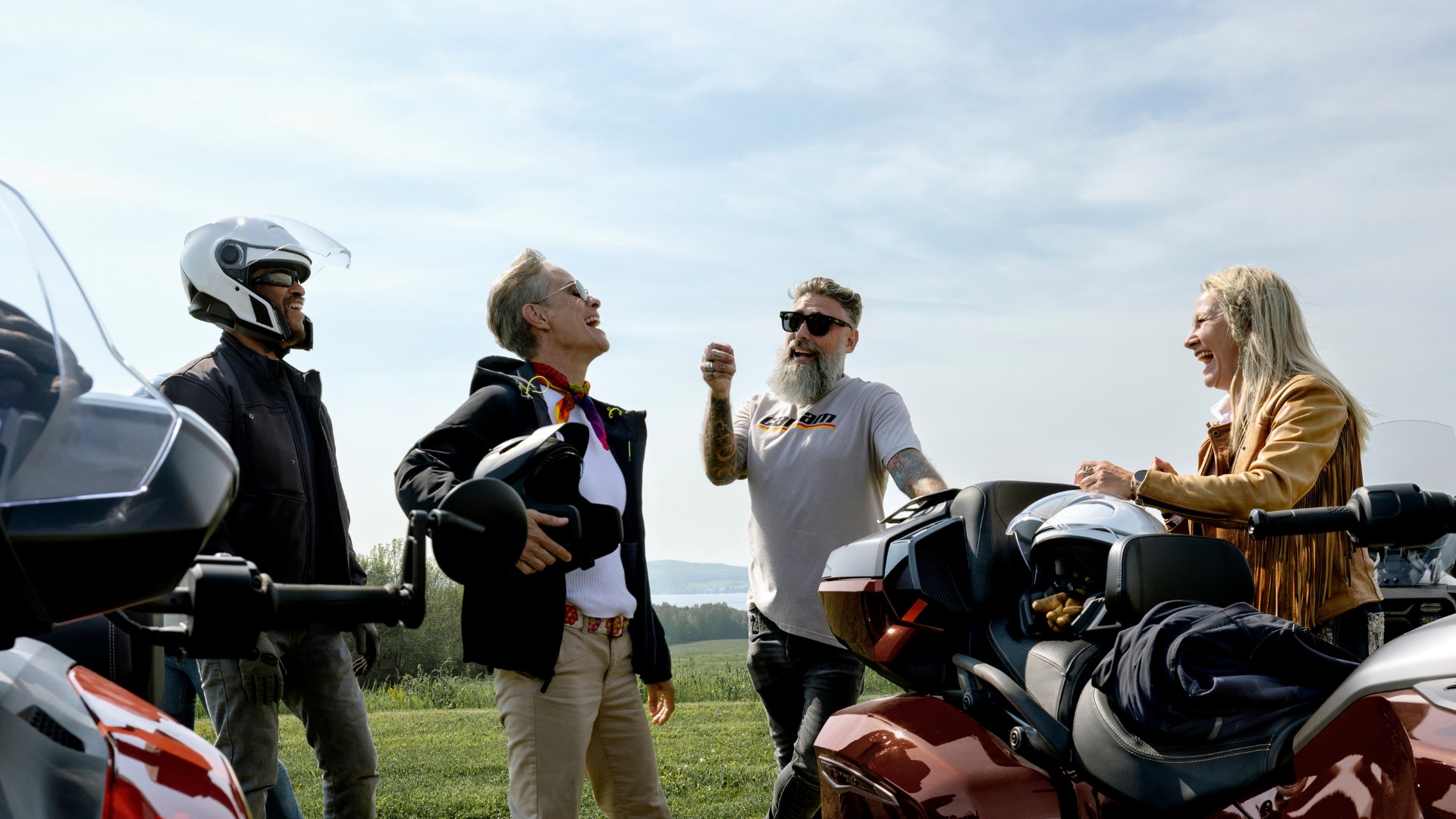 Quatre passionnés de la route discutant près de leur motos 3-roues de Can-Am