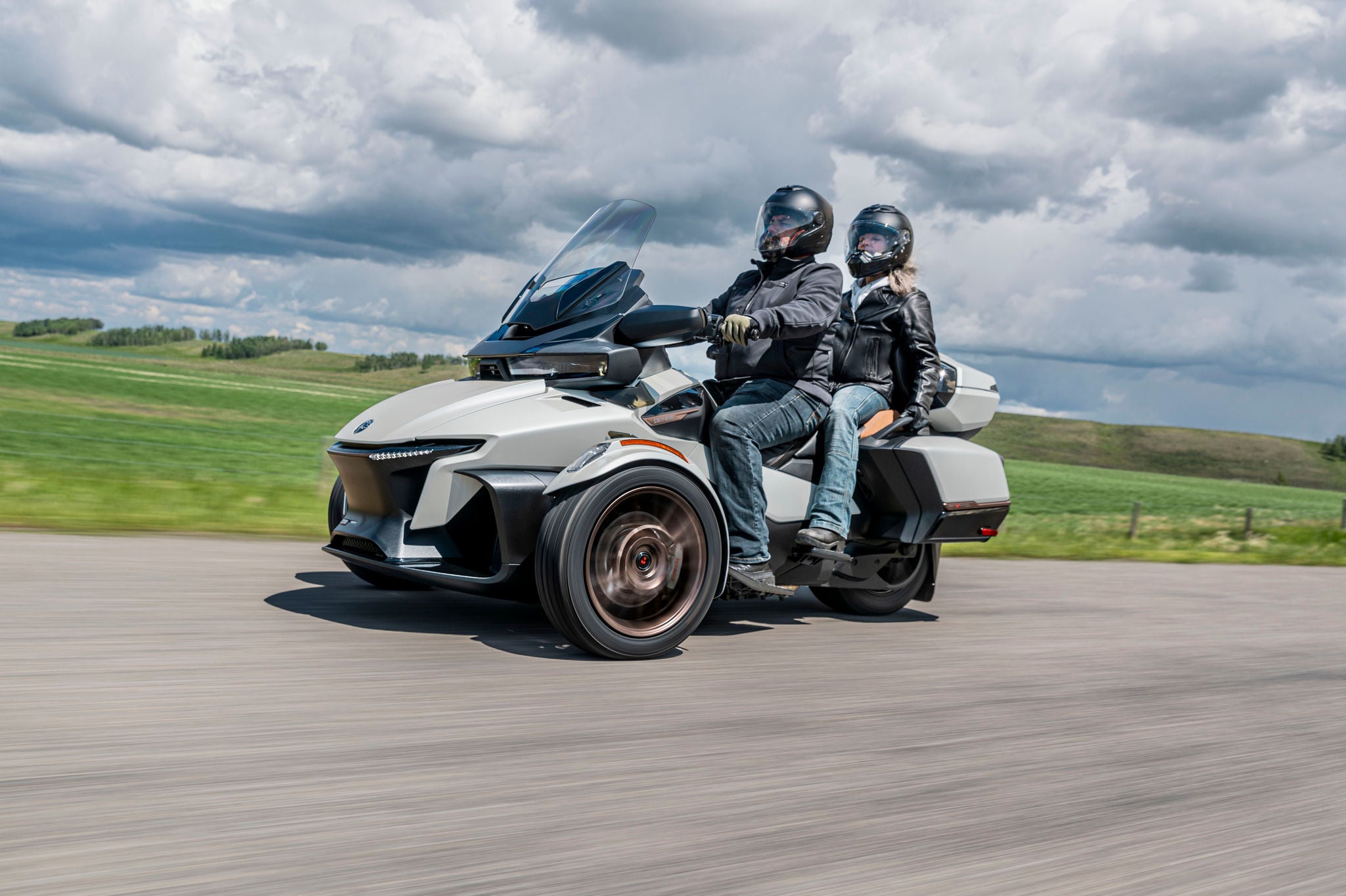 Touring & Long Distance 3-Wheel Motorcycle - Can-Am On-Road