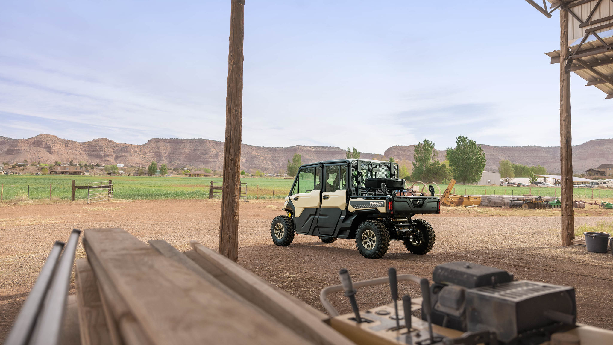 Defender Max Limited stationné près d'un ranch