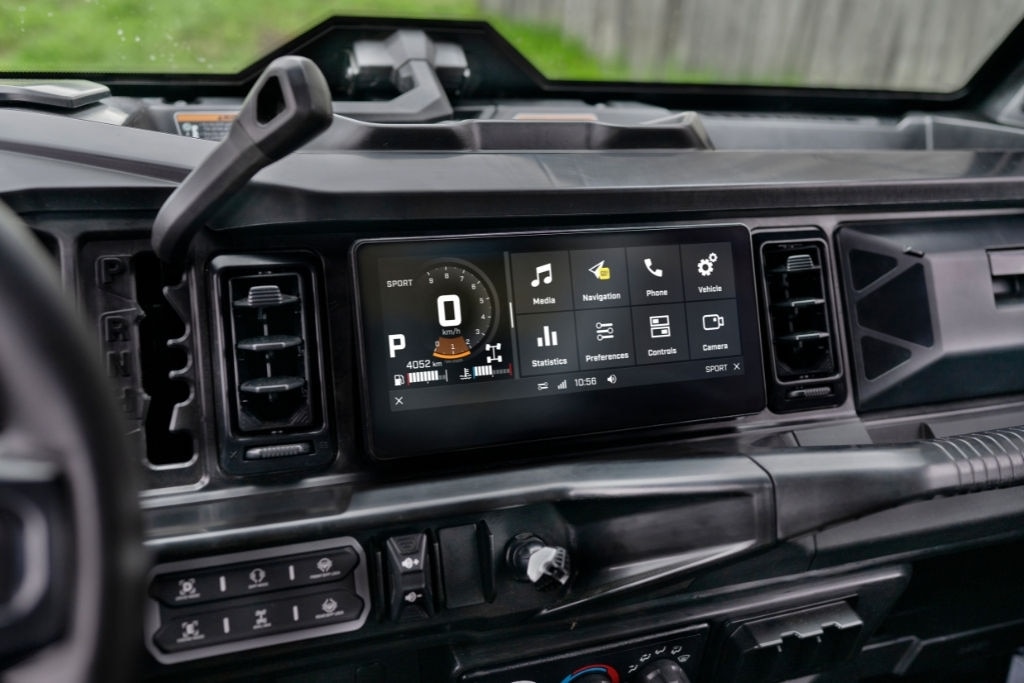 Veículo CAN-AM com painel tecnológico que garante controle e conectividade