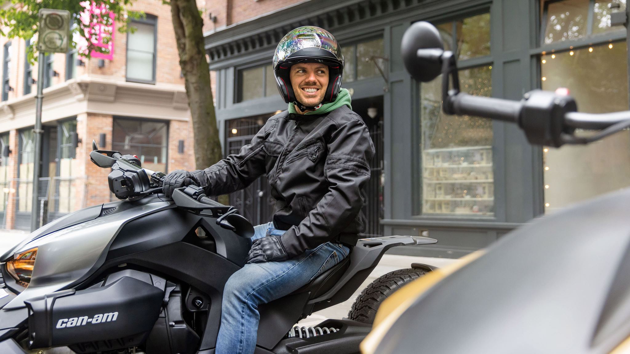 Hombre vistiendo ropa de estilo original en un Can-Am Ryker 2024