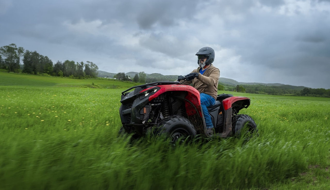 Veículo CAN-AM passeando no campo