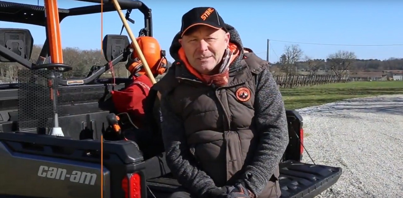 Homme assis dans son véhicule can-am