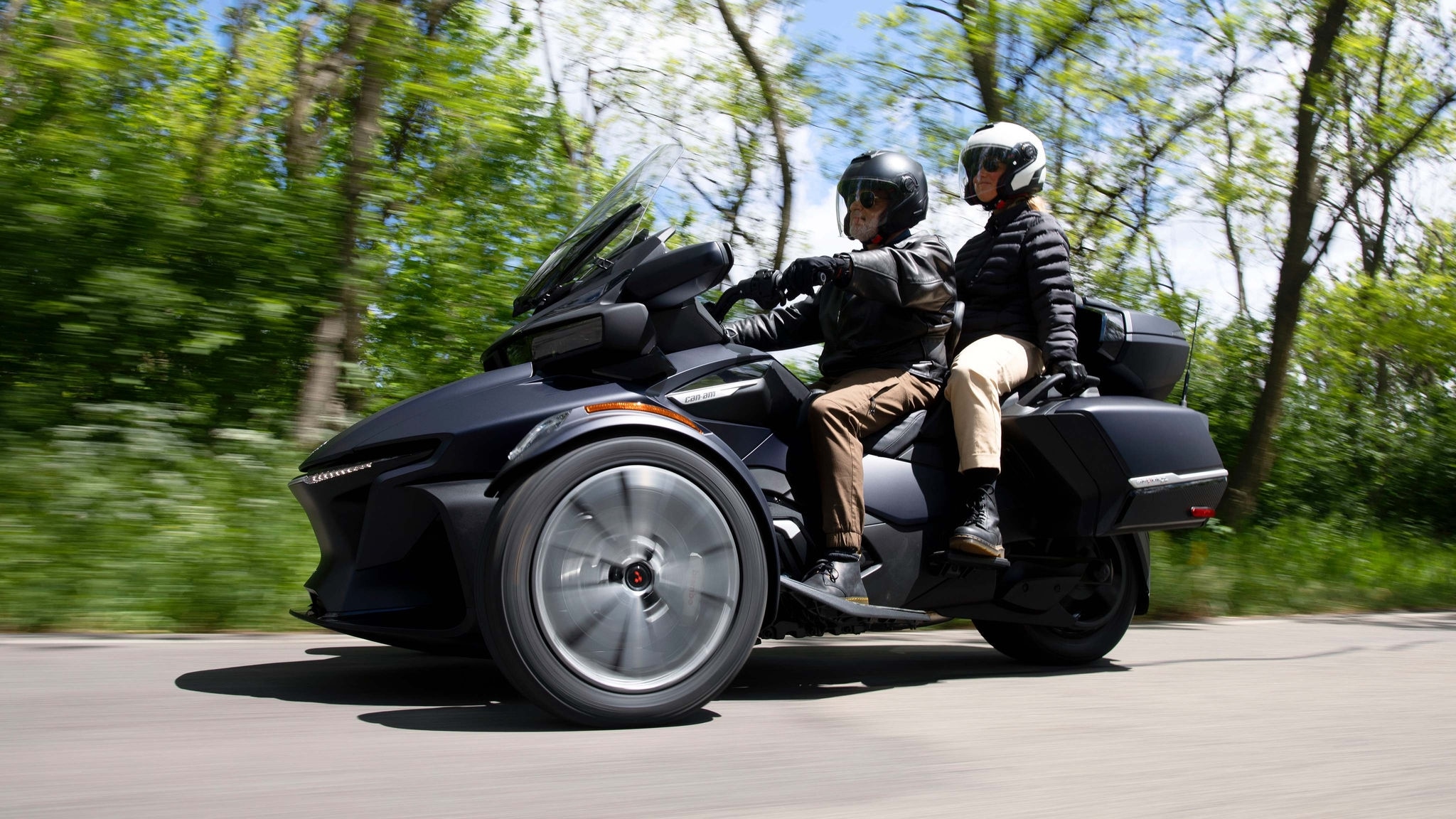 Pareja sobre una Can-Am Spyder