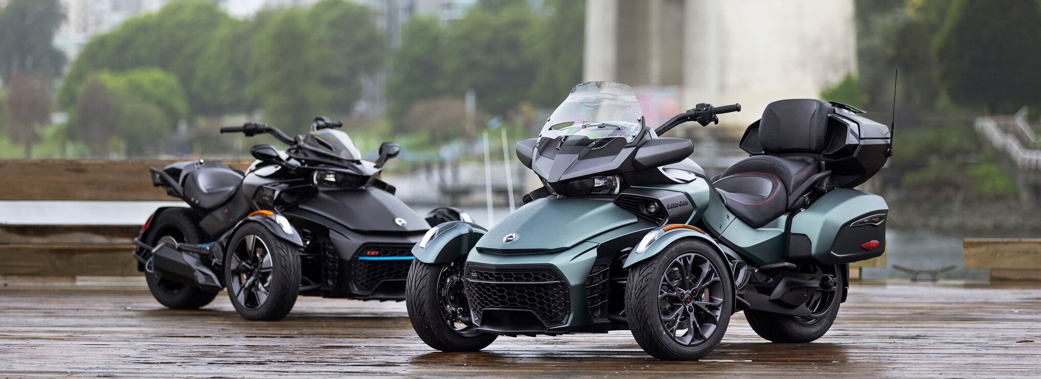 ドックに並んでいる2台のCan-Am F3