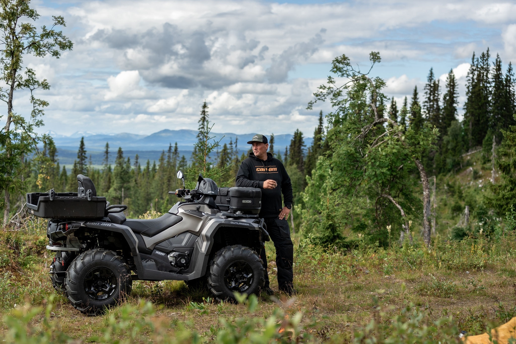 Man som står bredvid Can-Am Outlander ATV