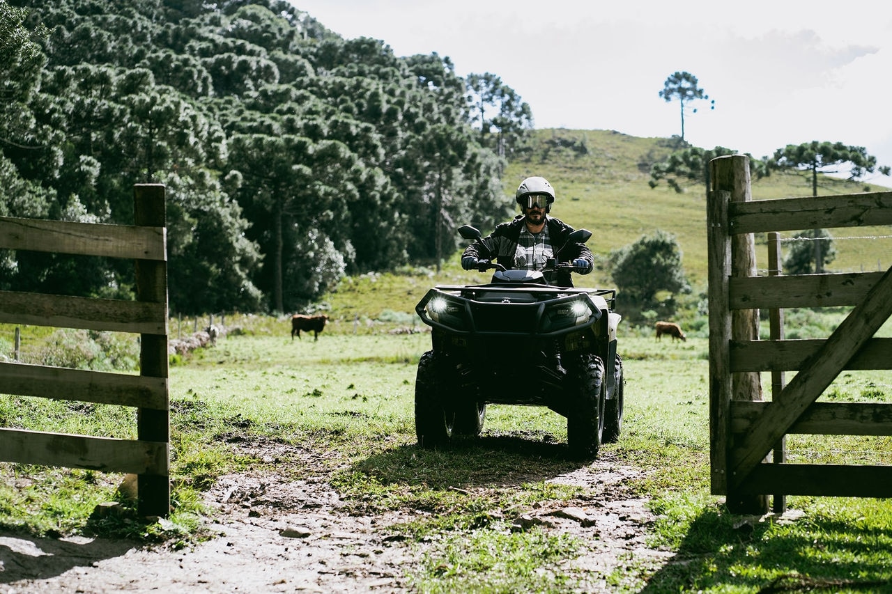 Veículo Can-Am sendo dirigido em um campo