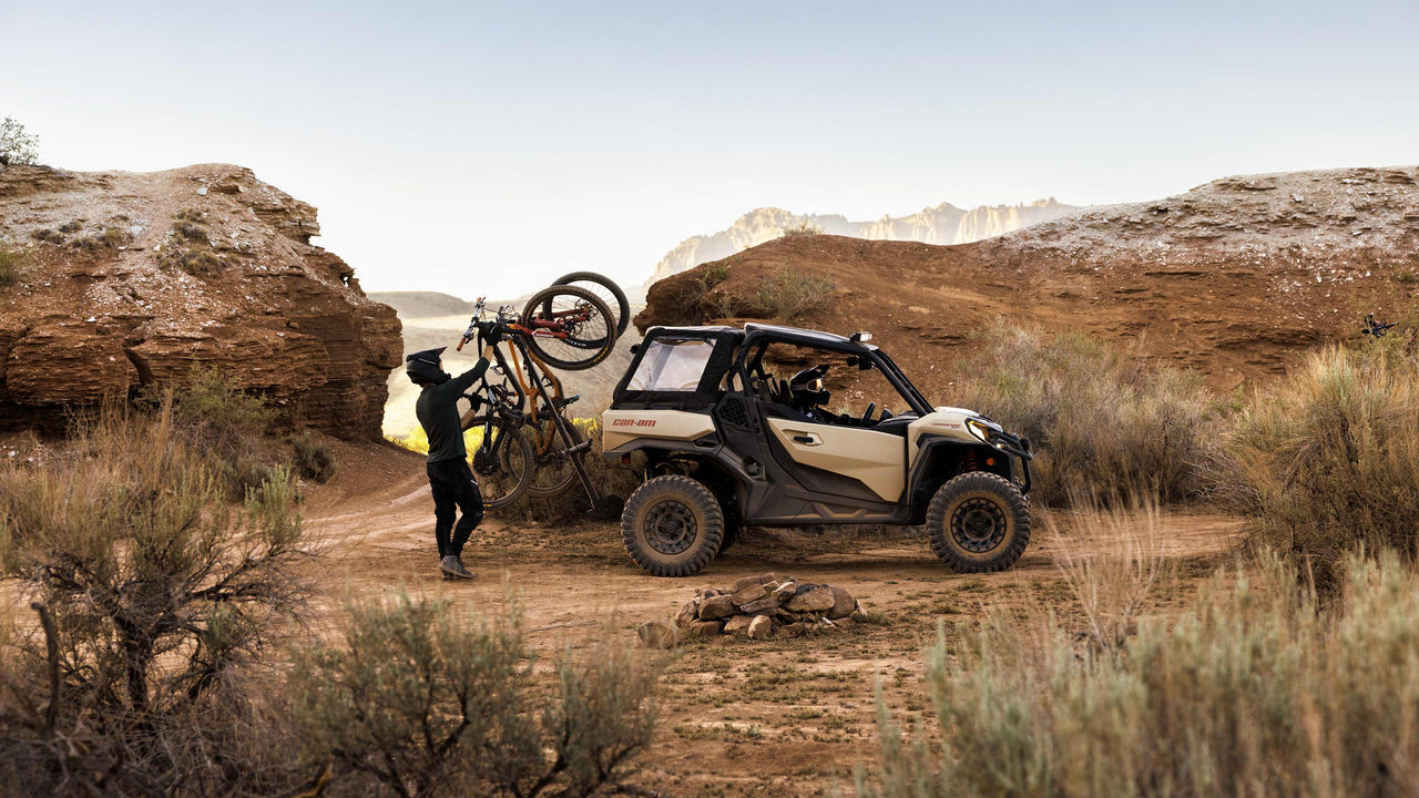 Can-Am Commander XT-P con bicicletas cargadas en la parte trasera