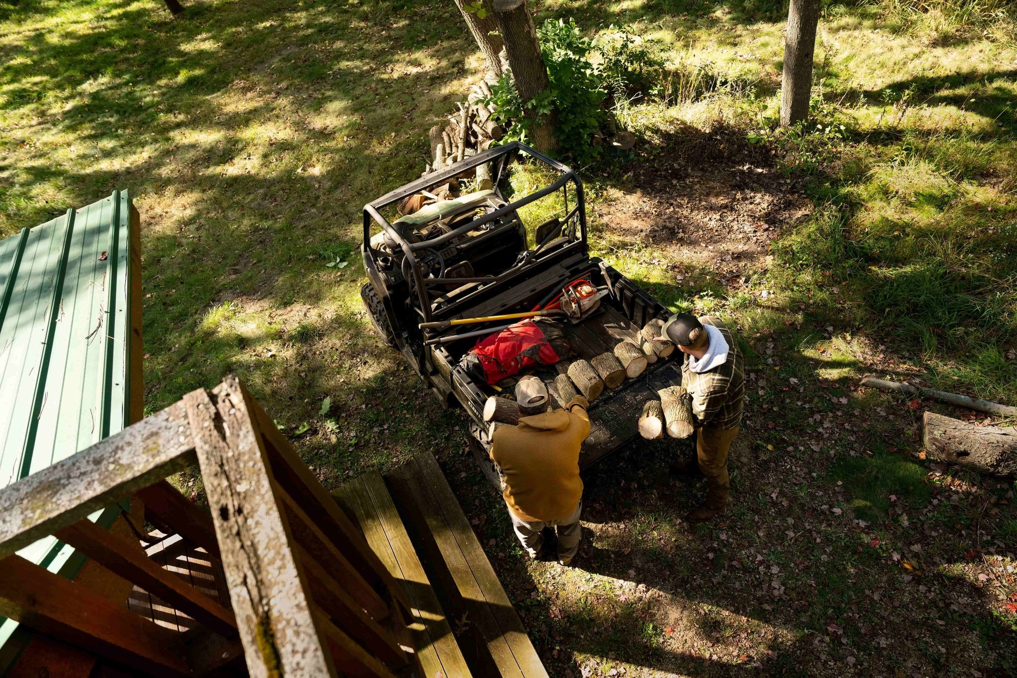 Can-Am defender fotografado de cima, mostrando a caçamba carregada.
