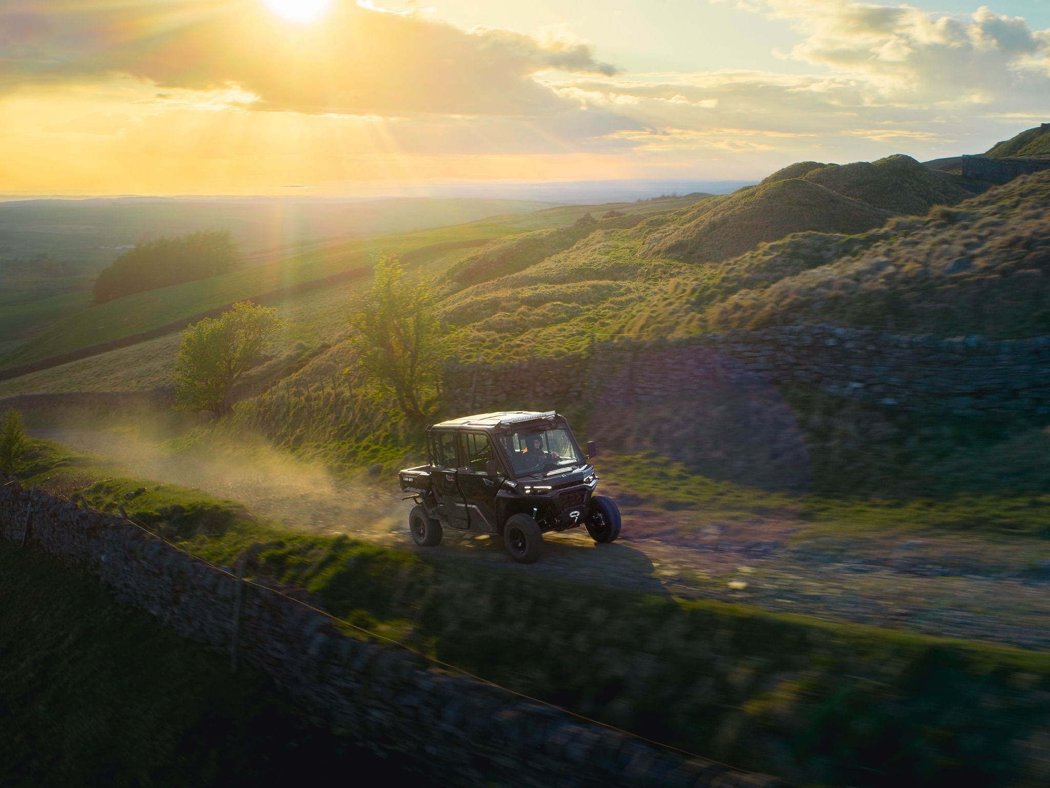 Can-Am Traxter SxS fährt einen Erdhügel hinauf