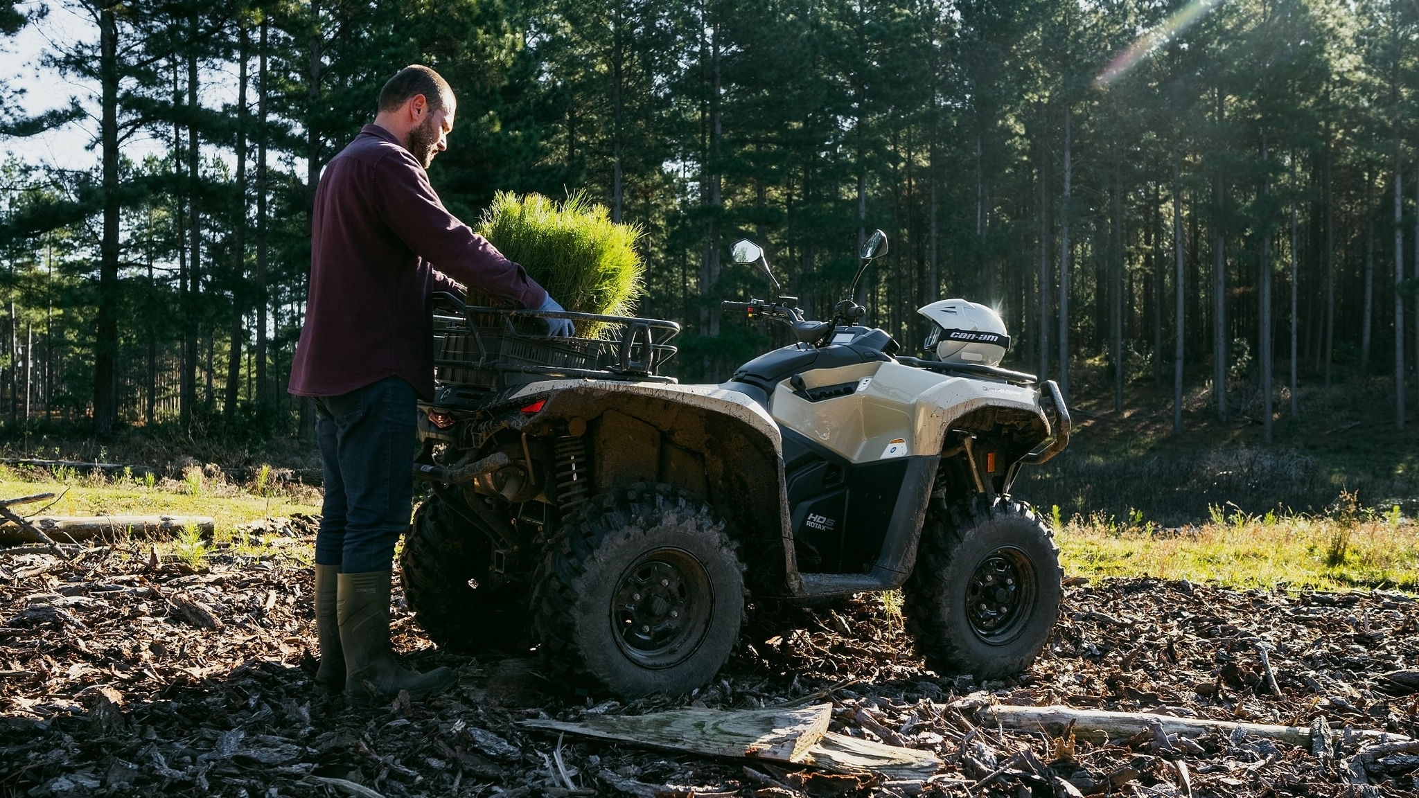 Agricultor carregando um ATV Can-Am Outlander 2025
