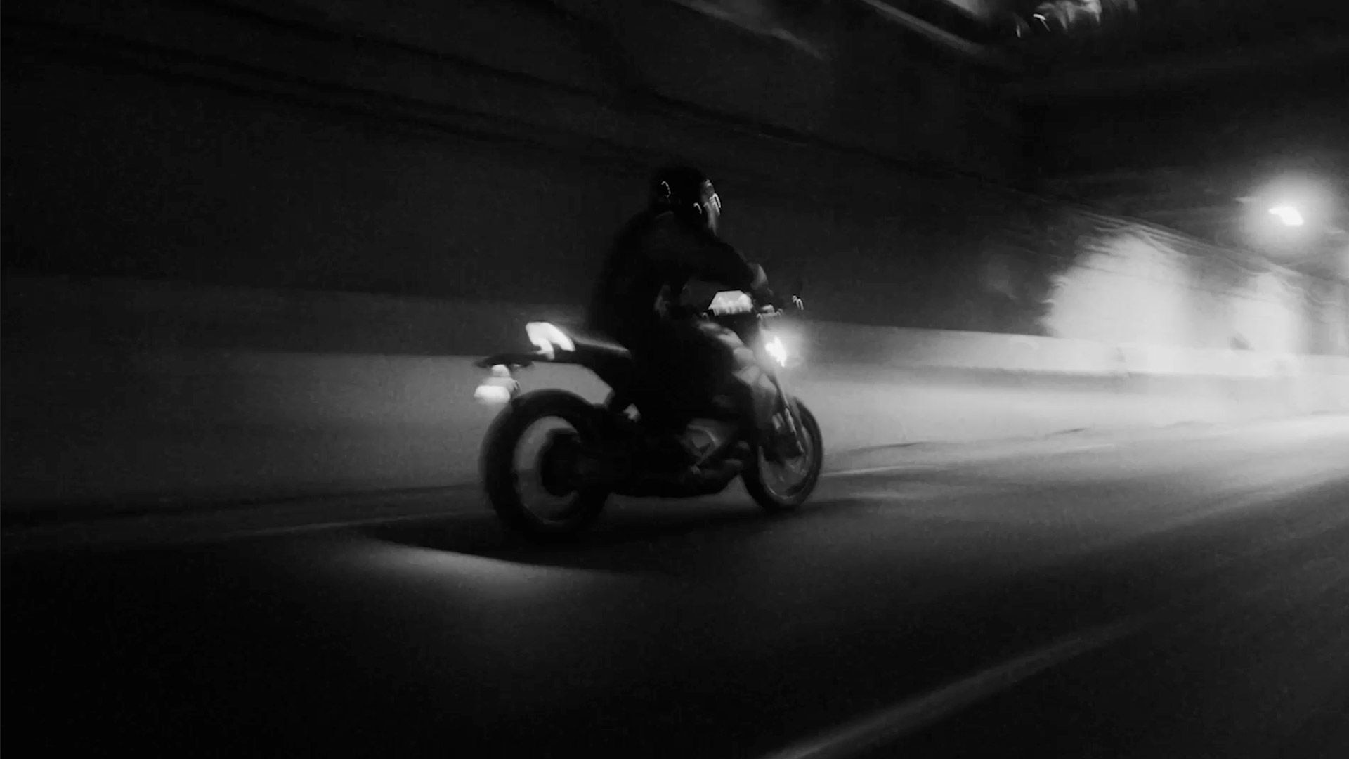 Mann fährt ein Can-Am-Elektromotorrad