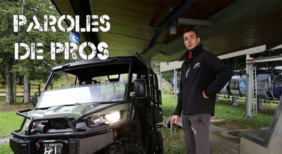 Un homme cultivateur à côté de son Traxter