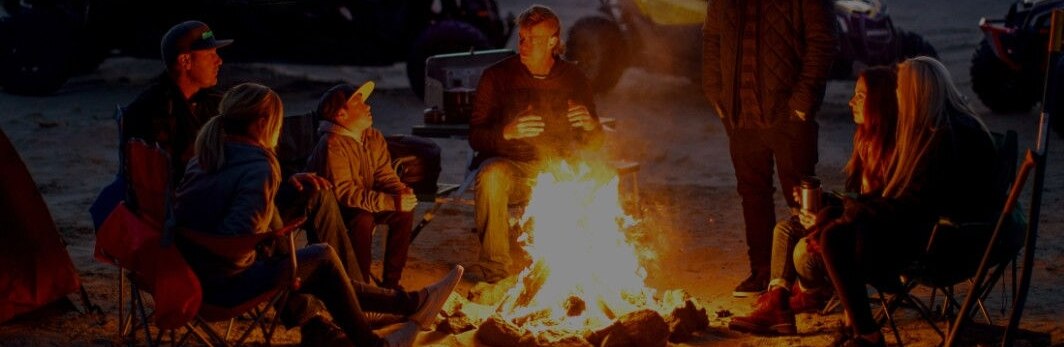 Grupo de personas alrededor de una fogata