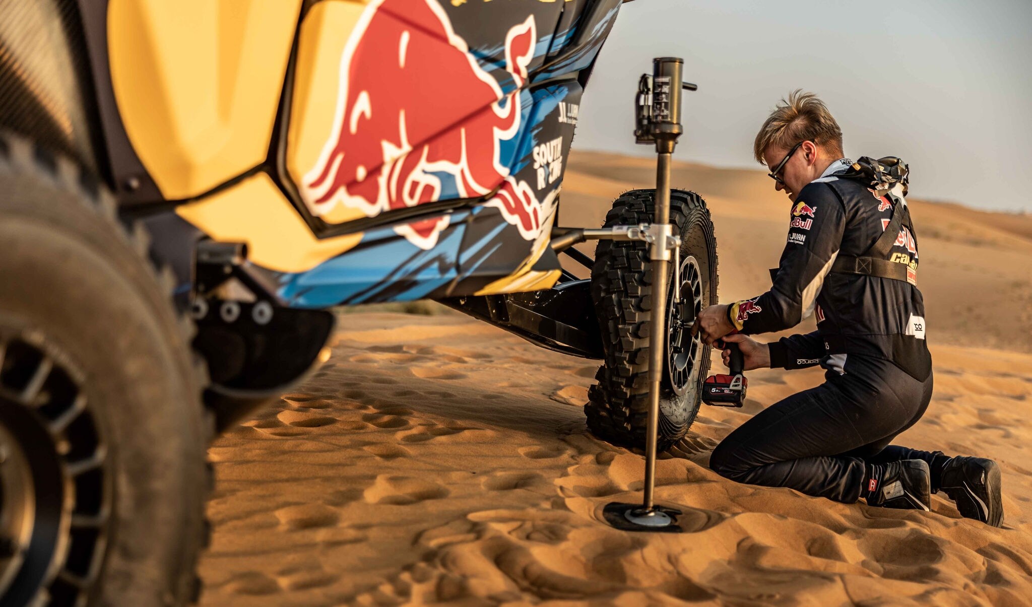 Scott cambiando un neumático