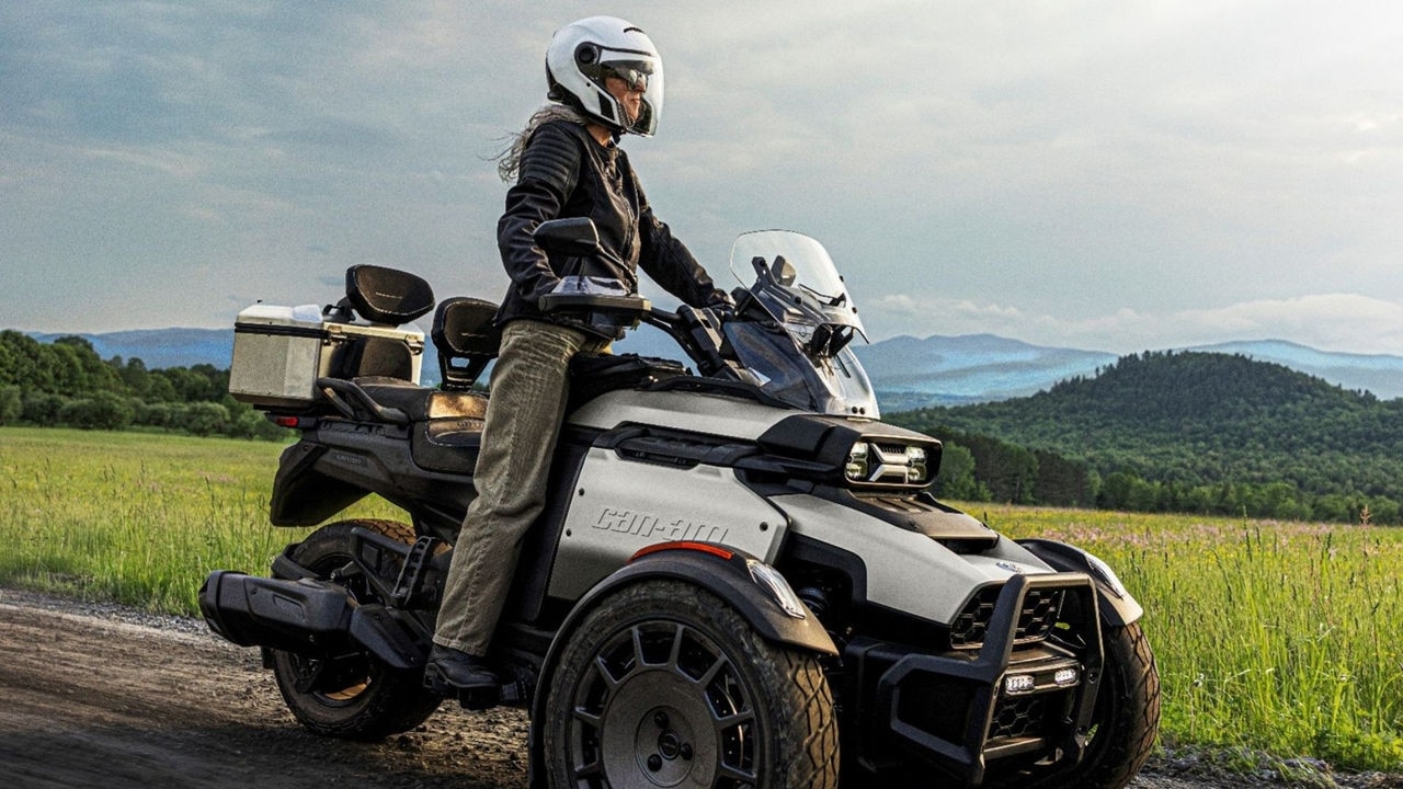 Deux hommes se souriant sur un Can-Am Ryker 2023