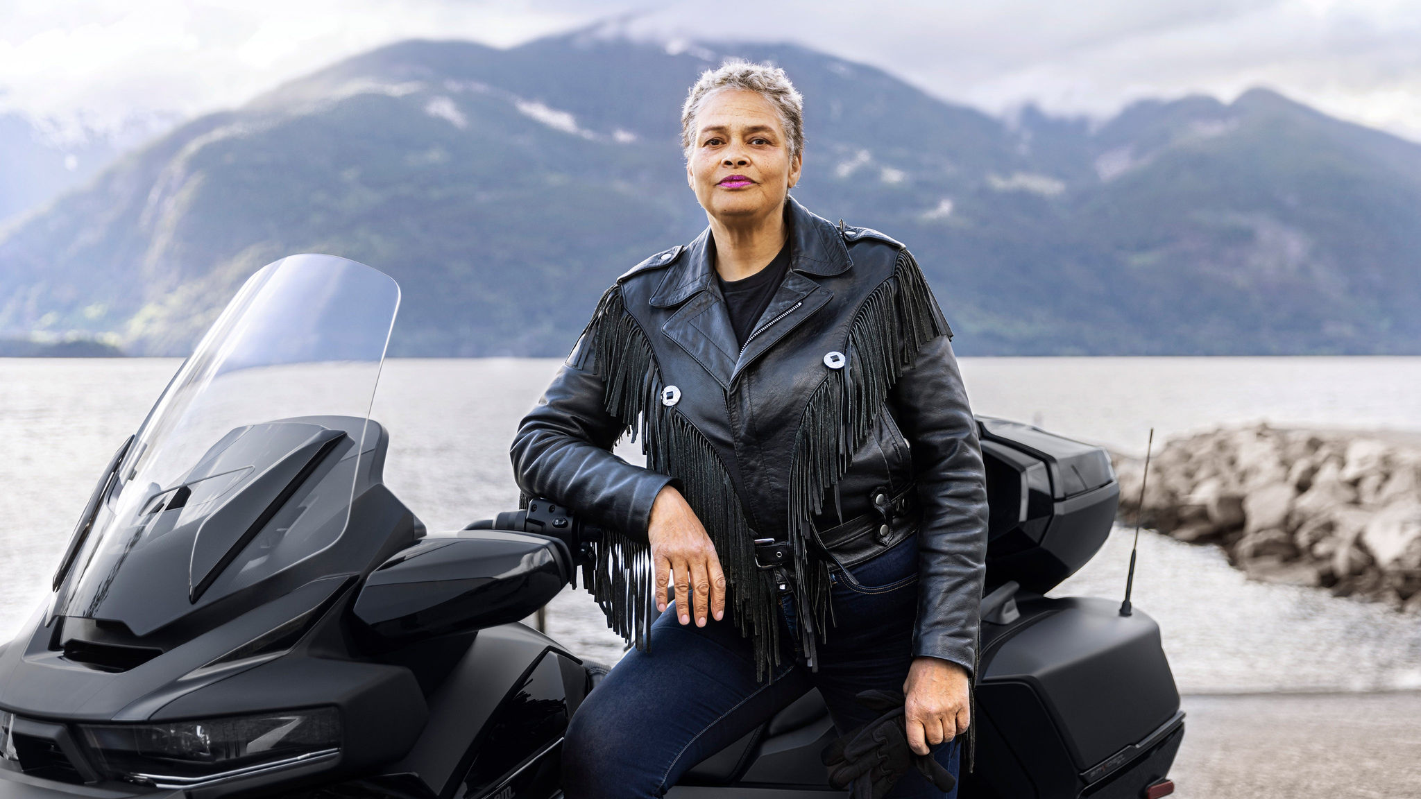 Mujer vistiendo ropa de estilo inclusivo en una Can-Am Spyder RT 2024