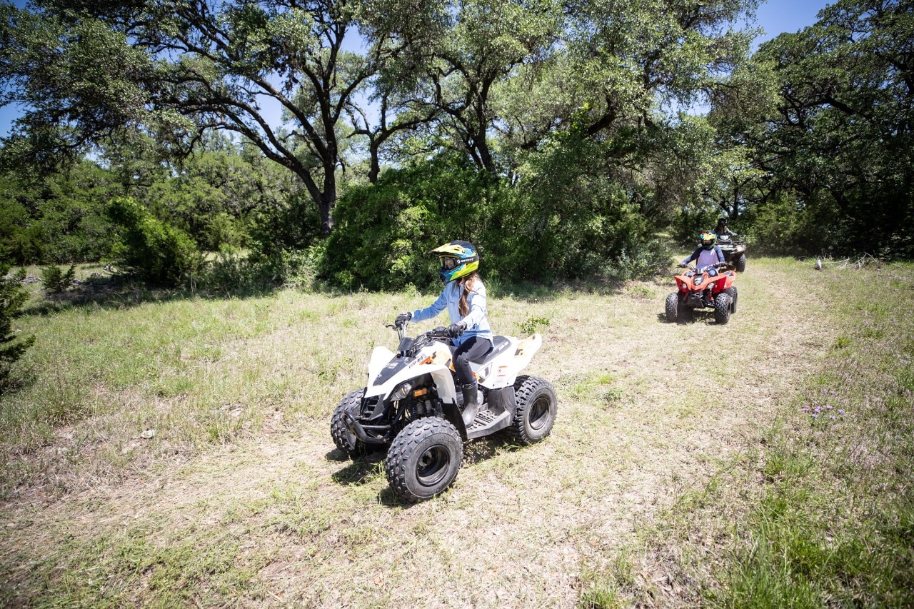 Jóvenes pilotos en sus Can-Am DS observados por un adulto