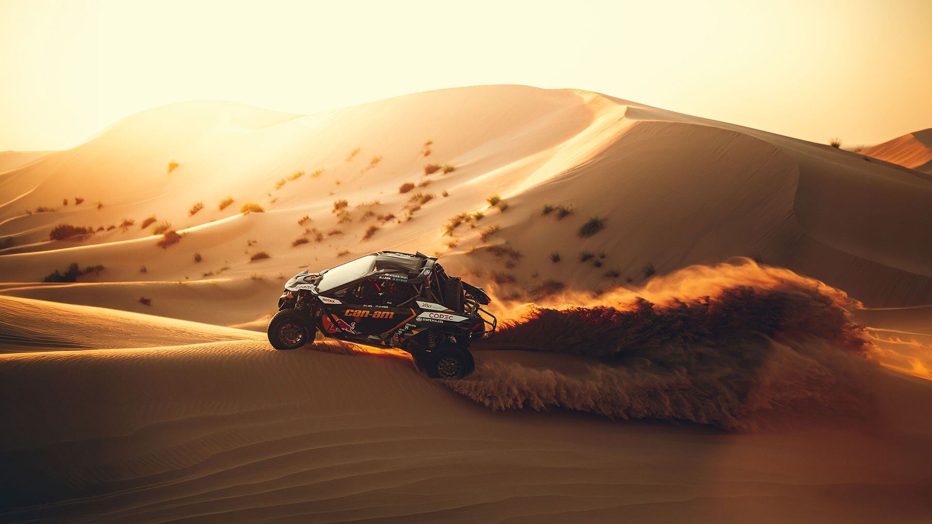 Un côte à côte Can-Am fonçant à travers les dunes du Rallye Dakar