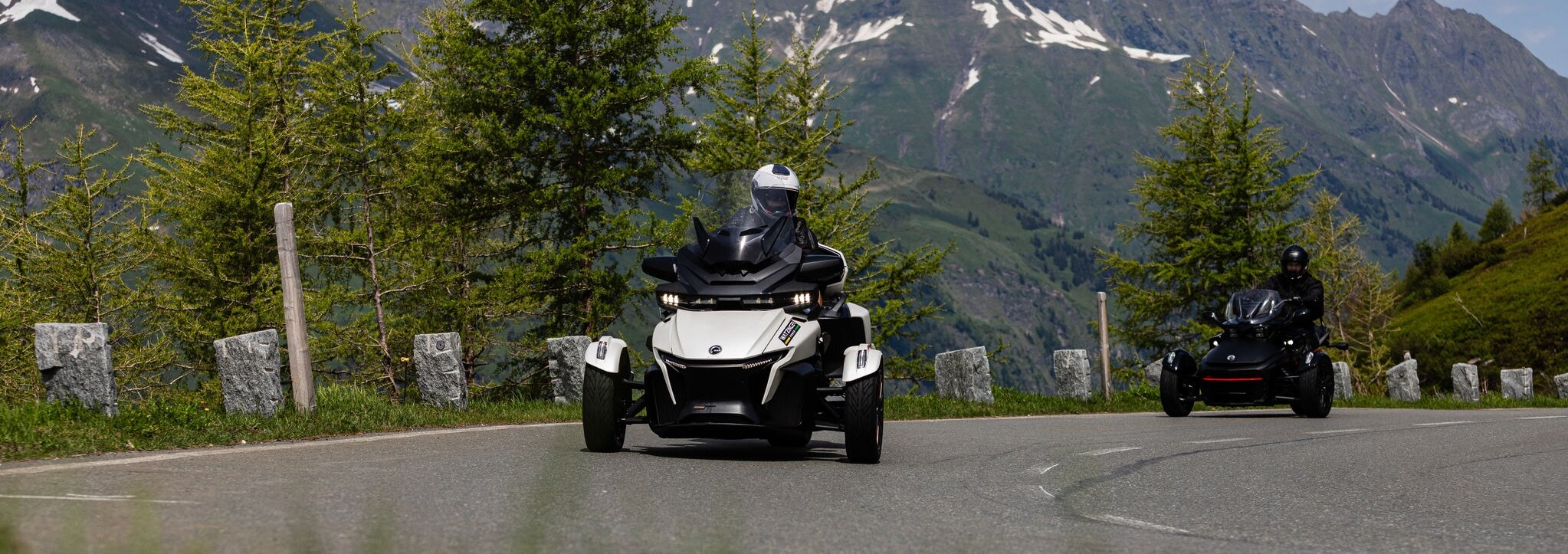 En Can-Am Spyder F3 bredvid en Can-Am Ryker
