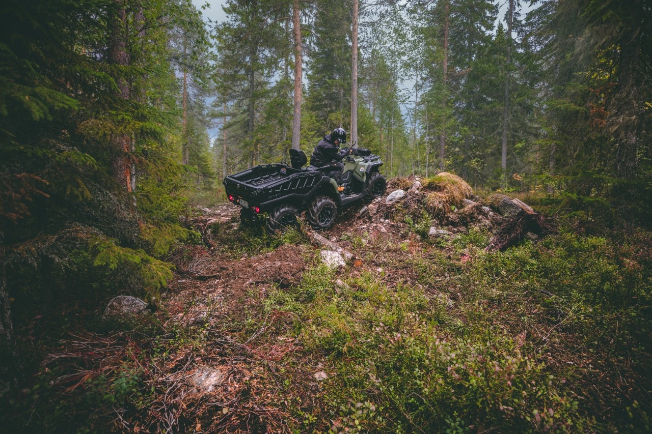 Can-Am Outlander 6x6 i skogen