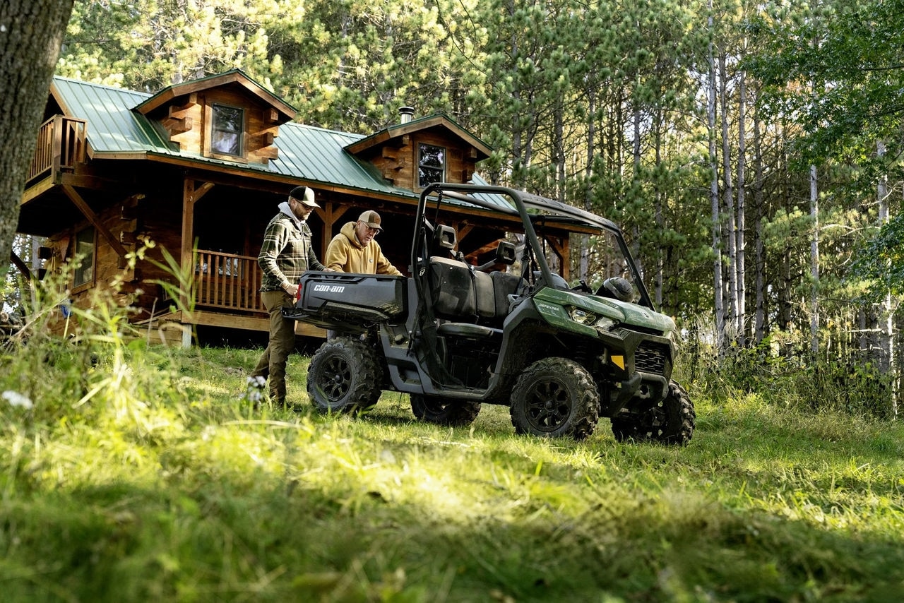 Dois agricultores a carregar um veículo utilitário Can-Am Defender 2025