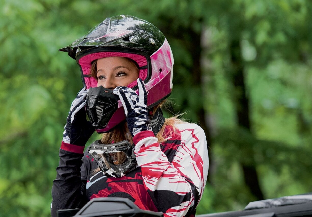 Una mujer poniéndose el casco