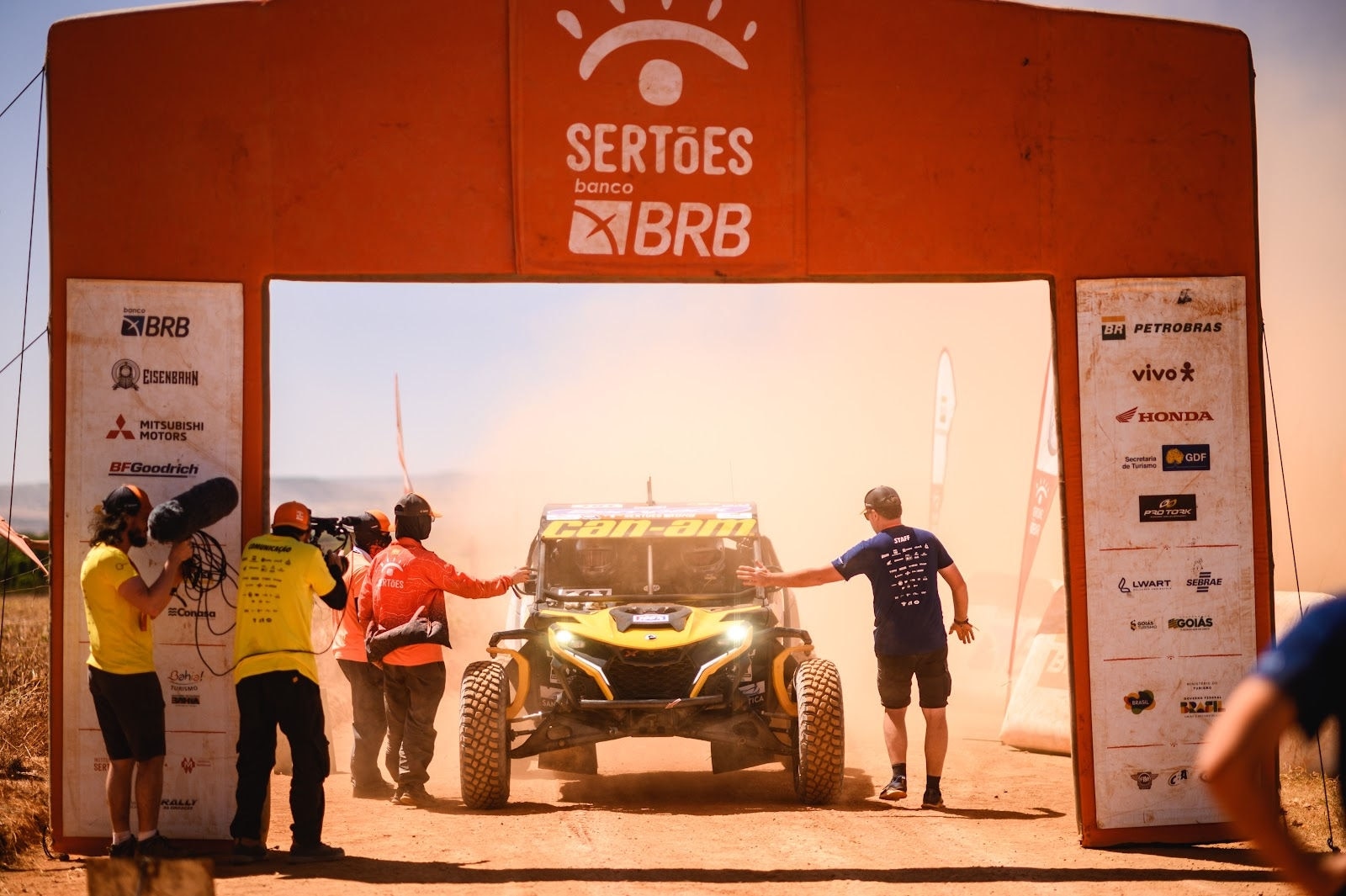 Can-Am Maverick R ultrapassando a linha de chegada do Rally