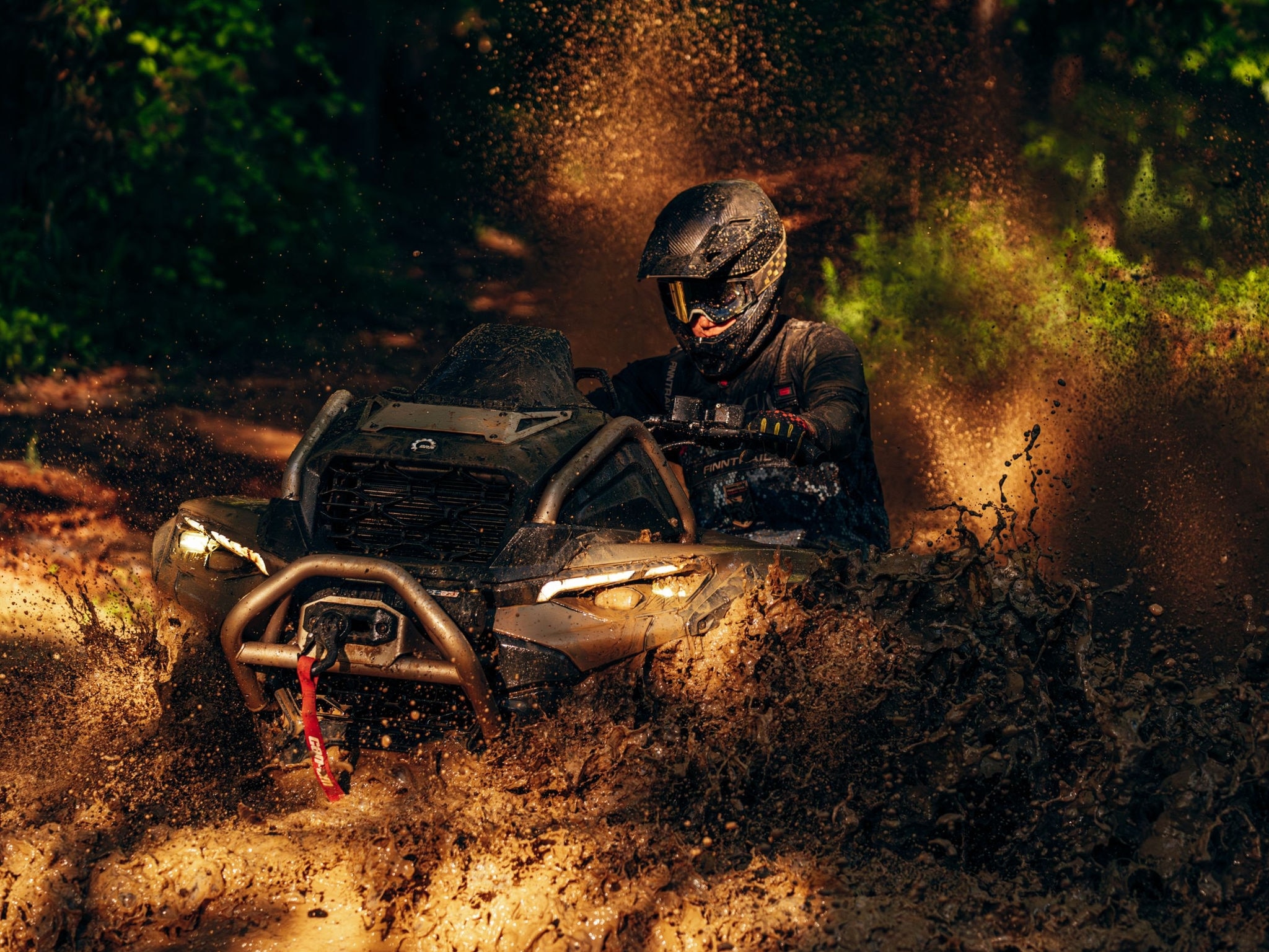 Rijder die door diepe modder rijdt met een 2027 Can-Am Outlander Quad