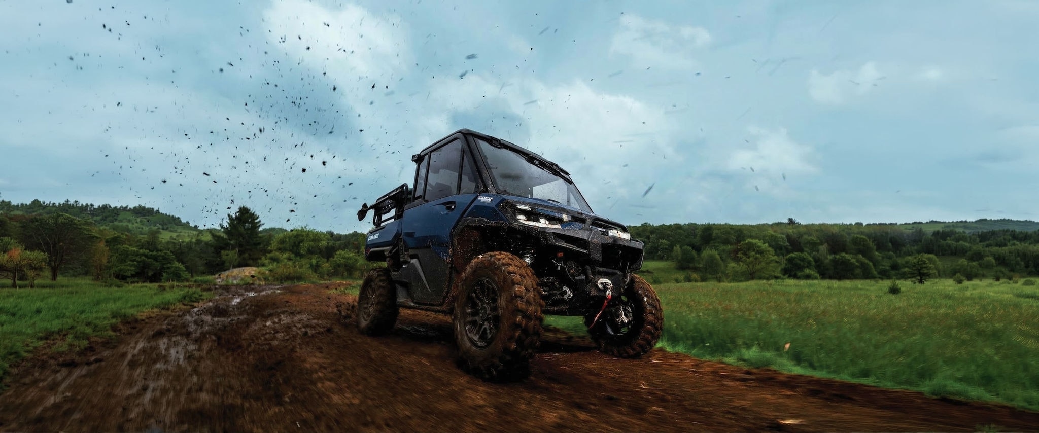 Veículo CAN-AM andando na terra