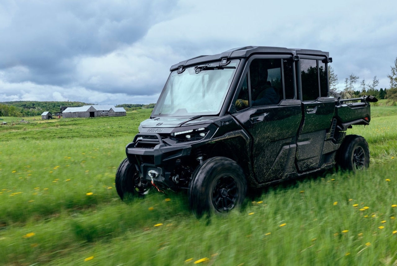 Landwirt fährt einen Can-Am Traxter MAX auf einem Feld
