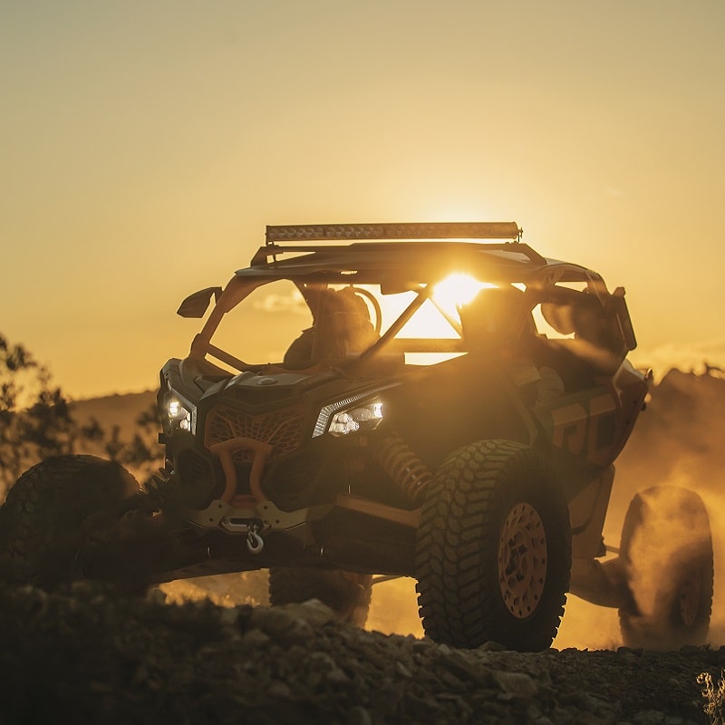 UTV COM ACESSÓRIOS CAN-AM AO POR DO SOL